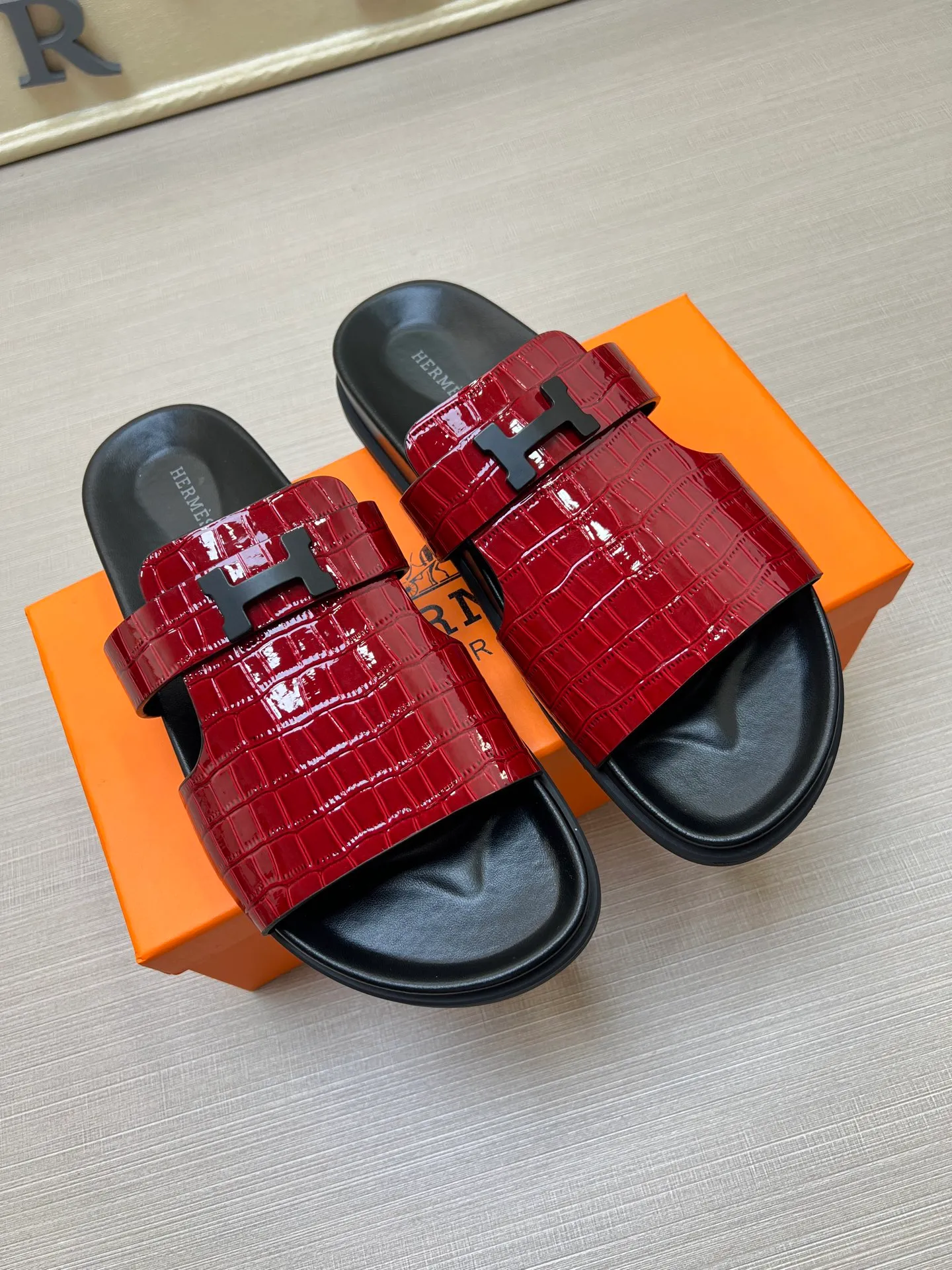 [H Family Hermès] P: 360💰 Size: 38-45 Hermes Men’s Kazimir Slippers - 2025 Summer New Hermès Same as the original version, with colored cowhide surface + rubber combined sole, handmade by master-level craftsmen! ❥High-end customization, exclusive products, the highest version in the industry.